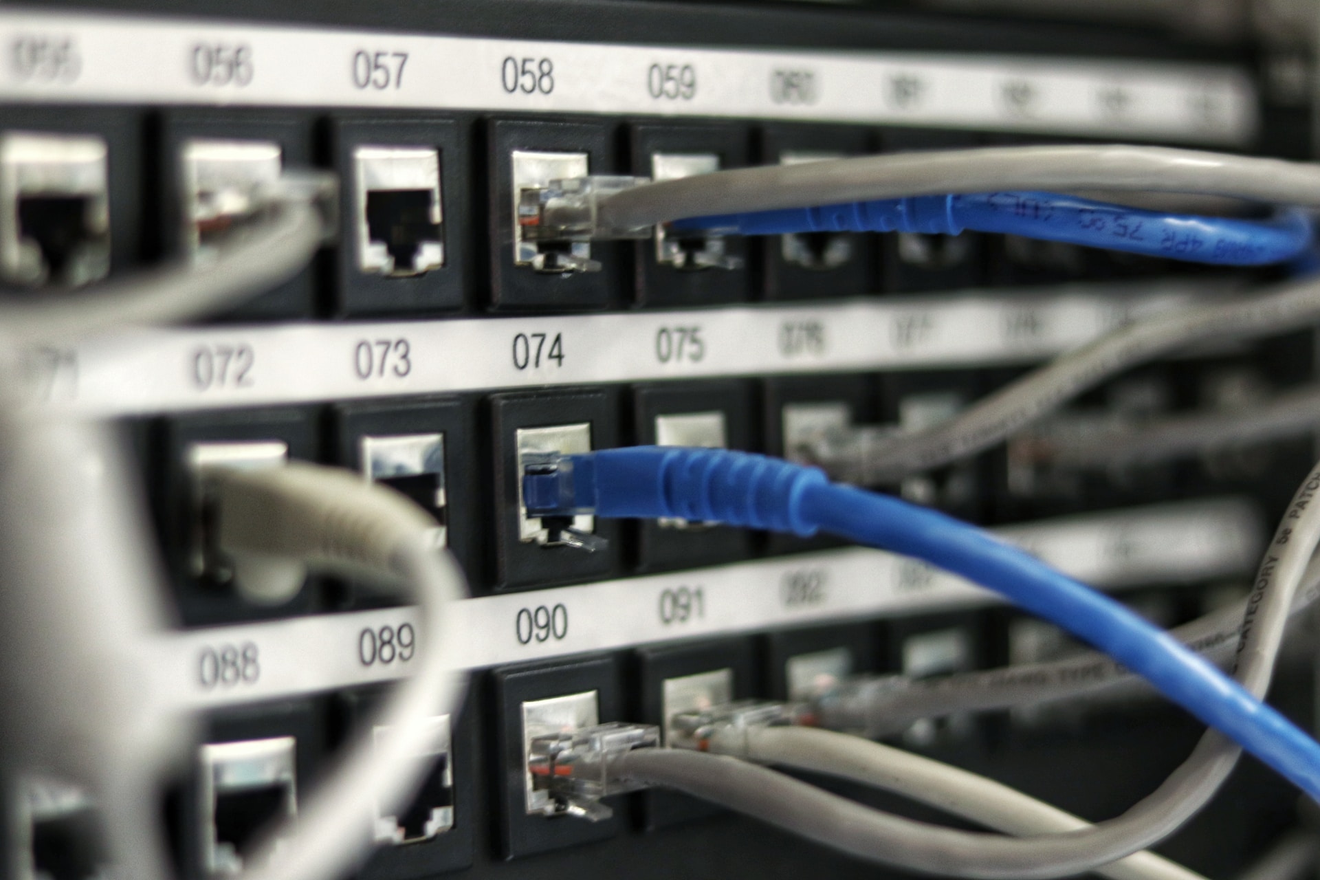 Patchpanel in einem Netzwerkschrank mit einigen angeschlossenen Ethernet-Kabeln