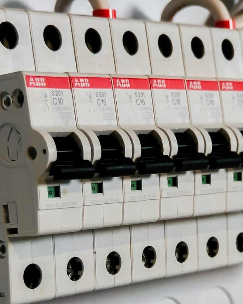 Mehrere Leitungsschutzschalter in einer elektrischen Verteilung